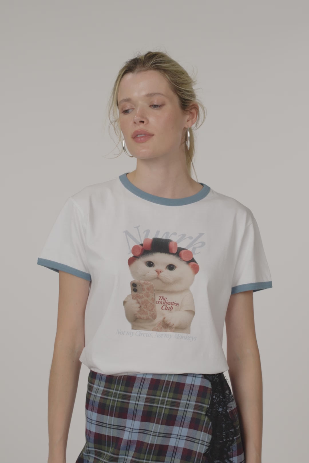 Charger la vidéo : T-shirt bleu chaton procrastinateur